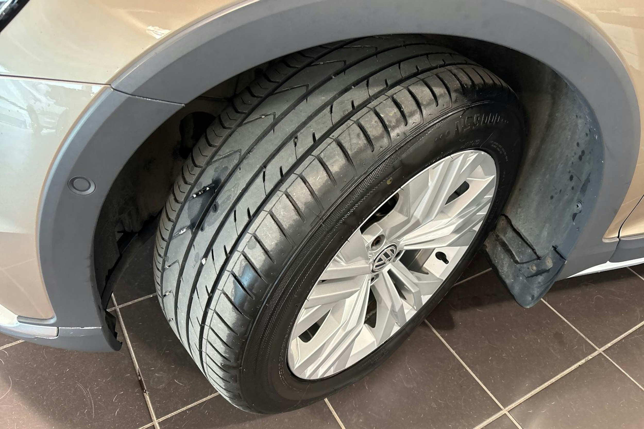 ruskea (beige) Volkswagen Passat 2016 kuva 13.
