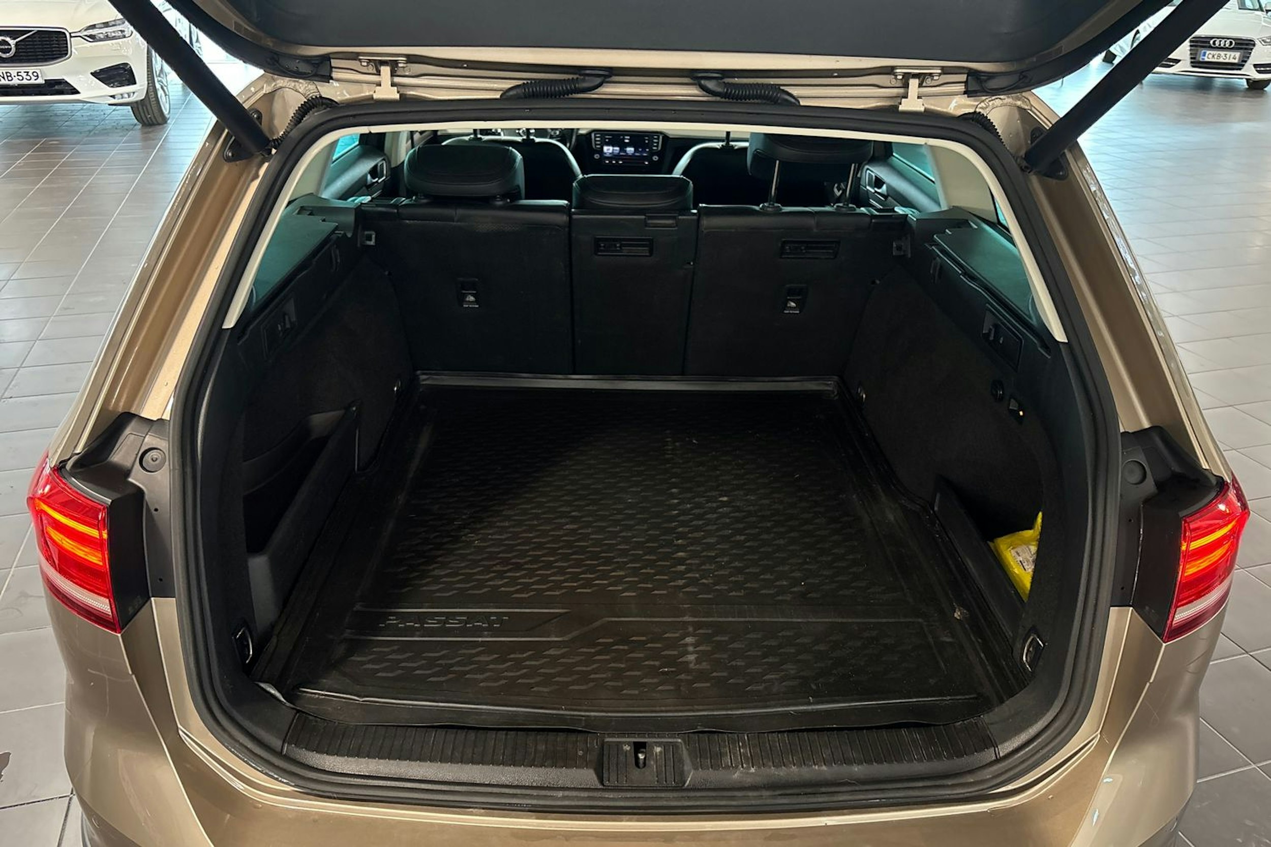 ruskea (beige) Volkswagen Passat 2016 kuva 14.