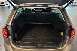 ruskea (beige) Volkswagen Passat 2016 kuva 14.
