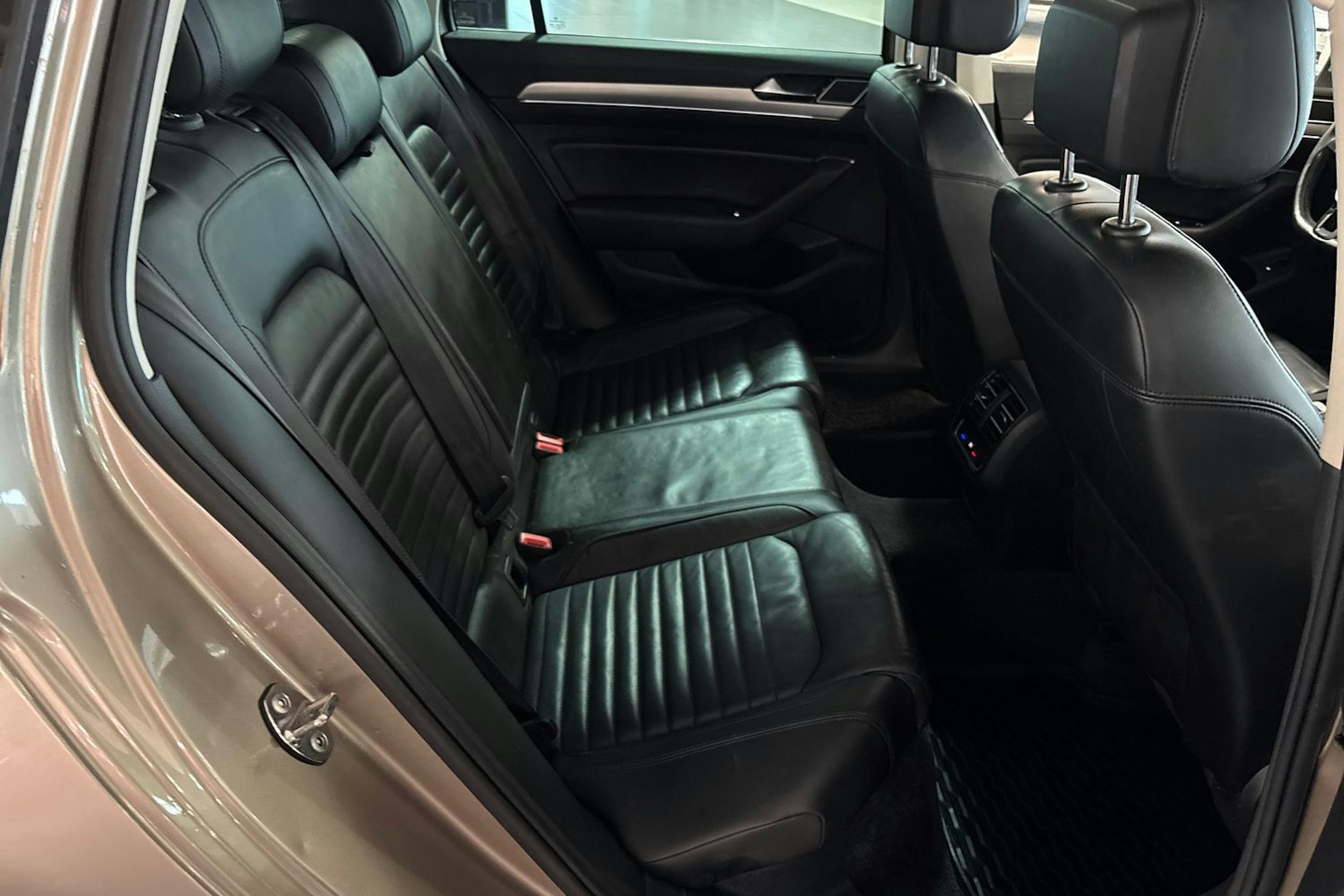 ruskea (beige) Volkswagen Passat 2016 kuva 17.
