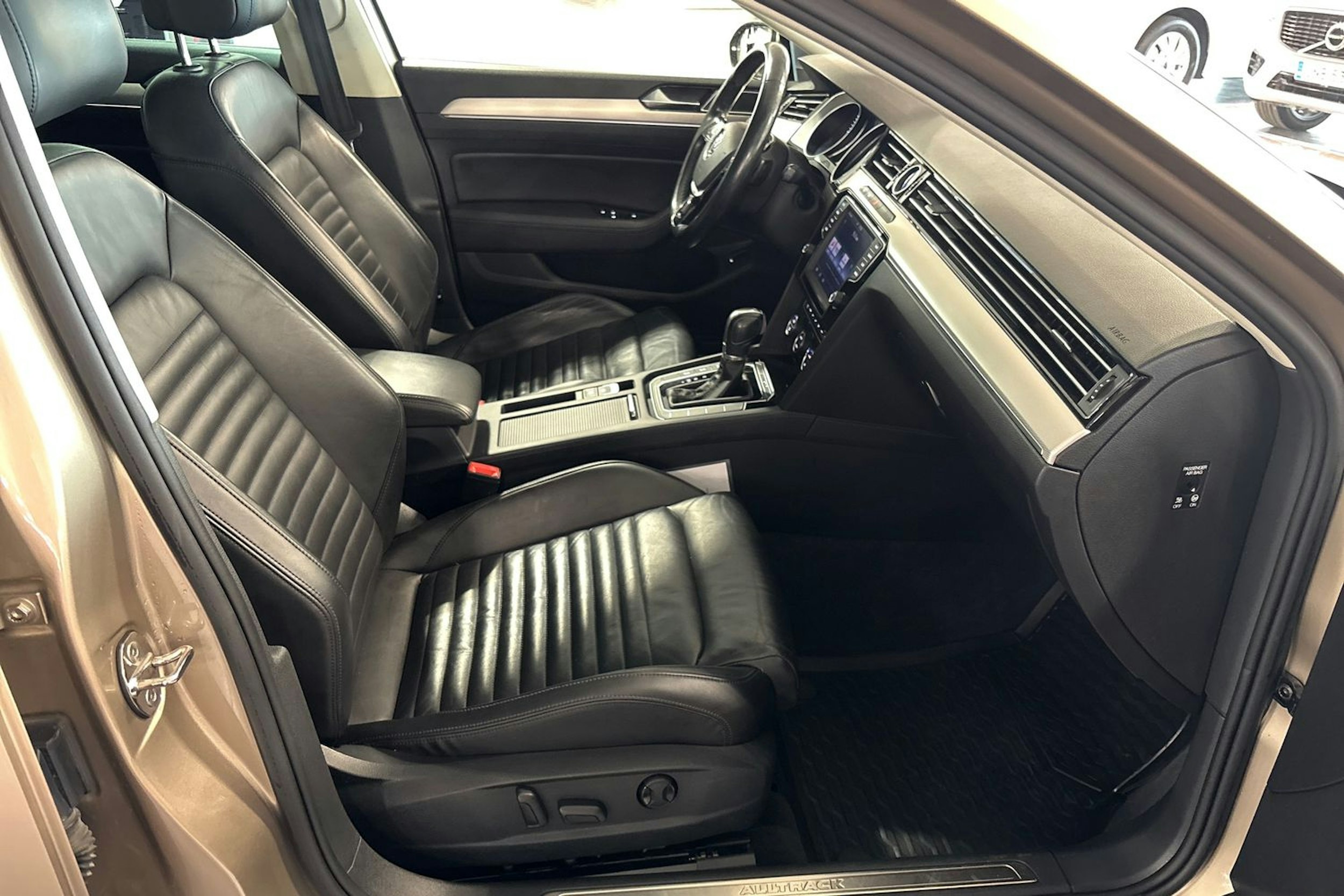 ruskea (beige) Volkswagen Passat 2016 kuva 18.