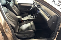 ruskea (beige) Volkswagen Passat 2016 kuva 18.