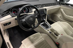 musta Volkswagen Passat 2016 kuva 6.