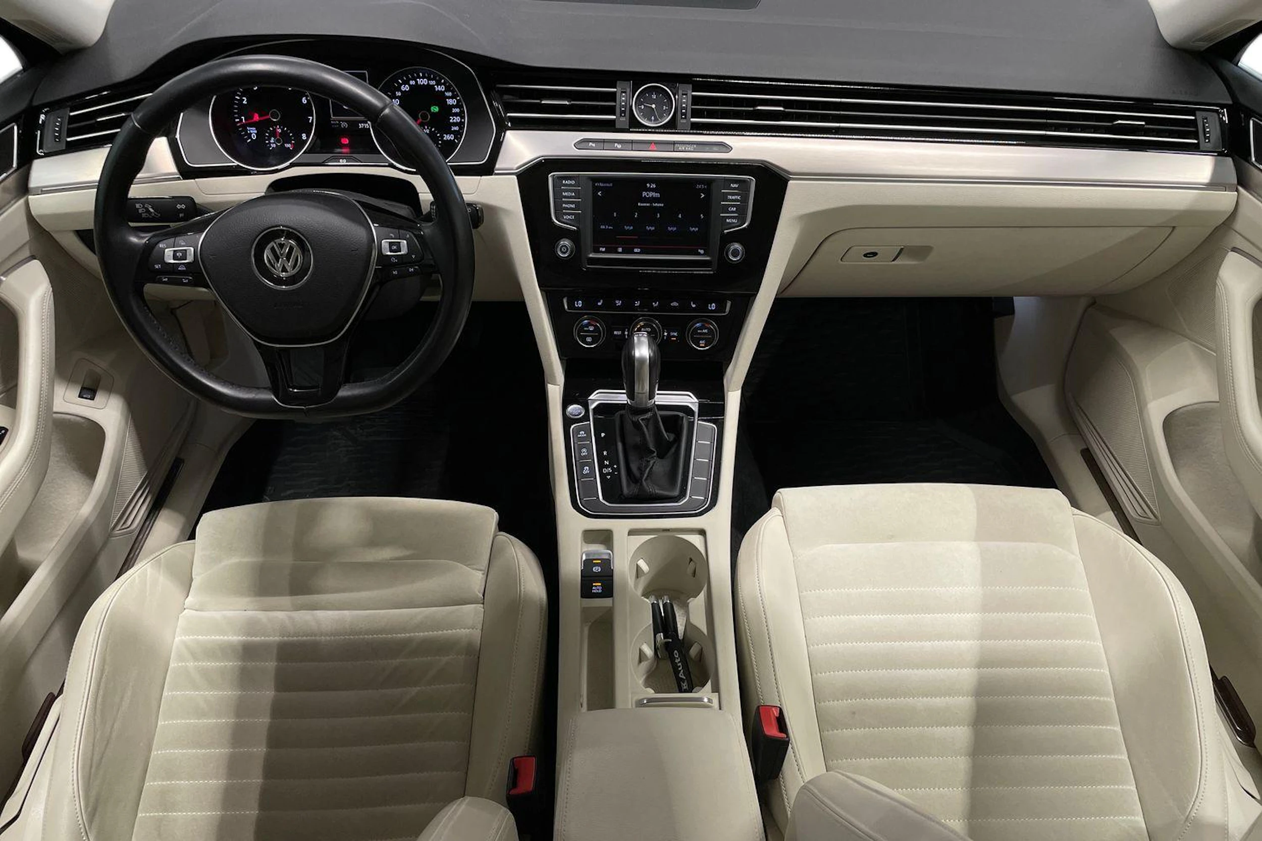 musta Volkswagen Passat 2016 kuva 7.