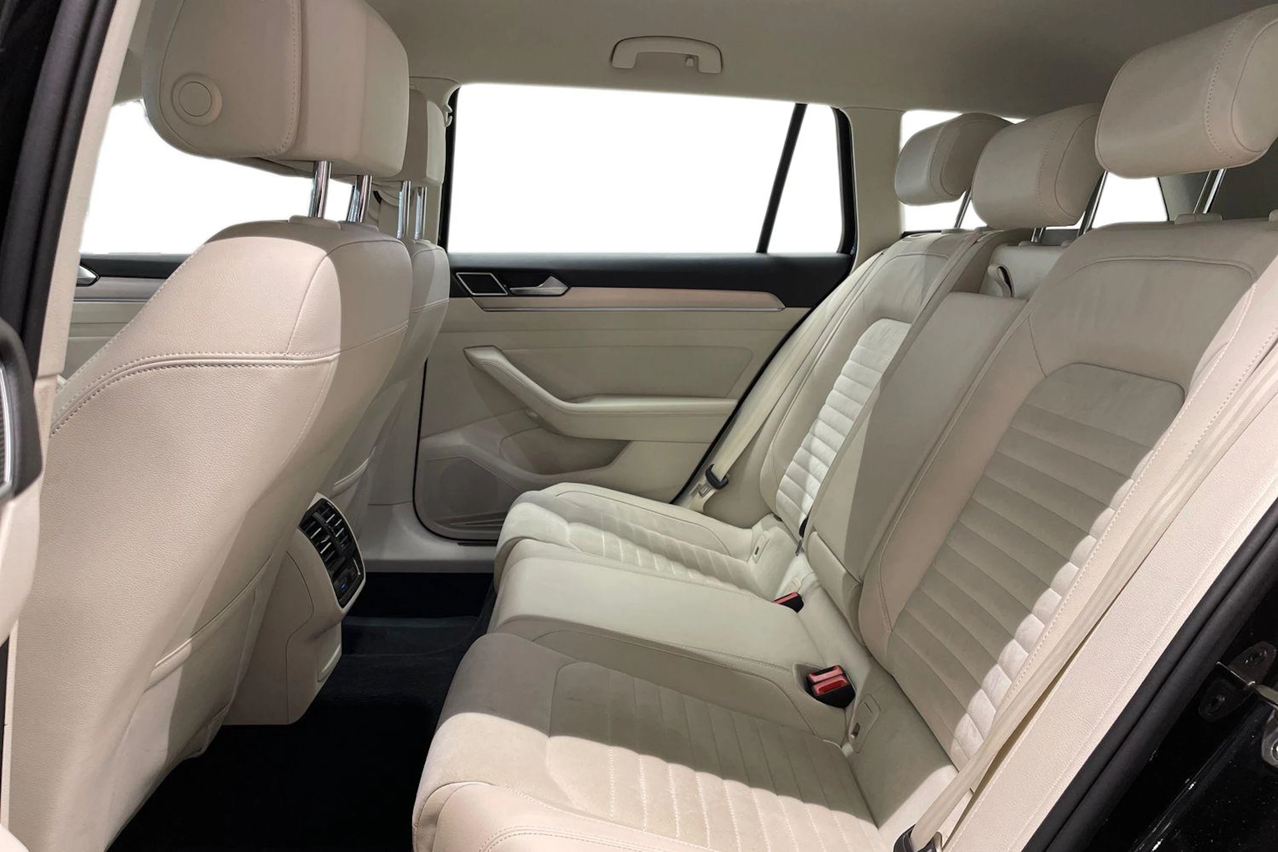 musta Volkswagen Passat 2016 kuva 8.