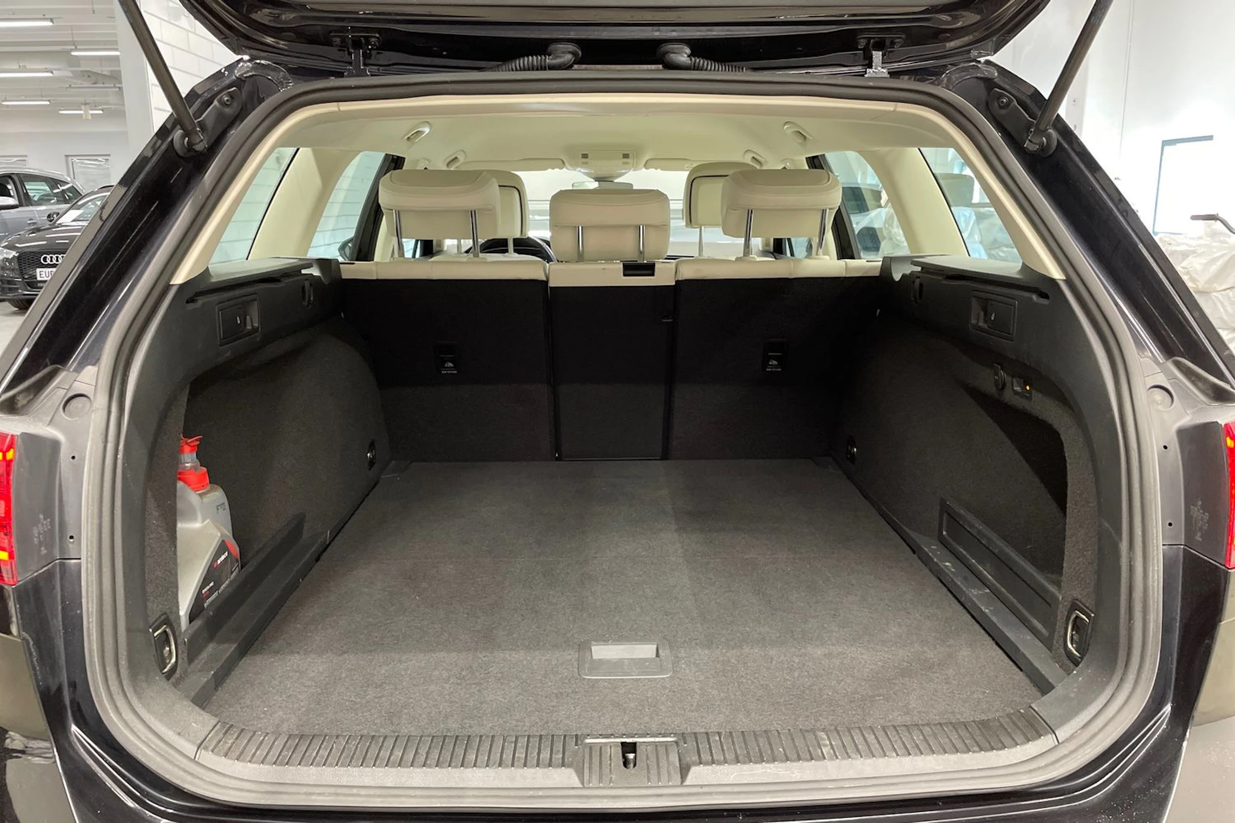 musta Volkswagen Passat 2016 kuva 12.