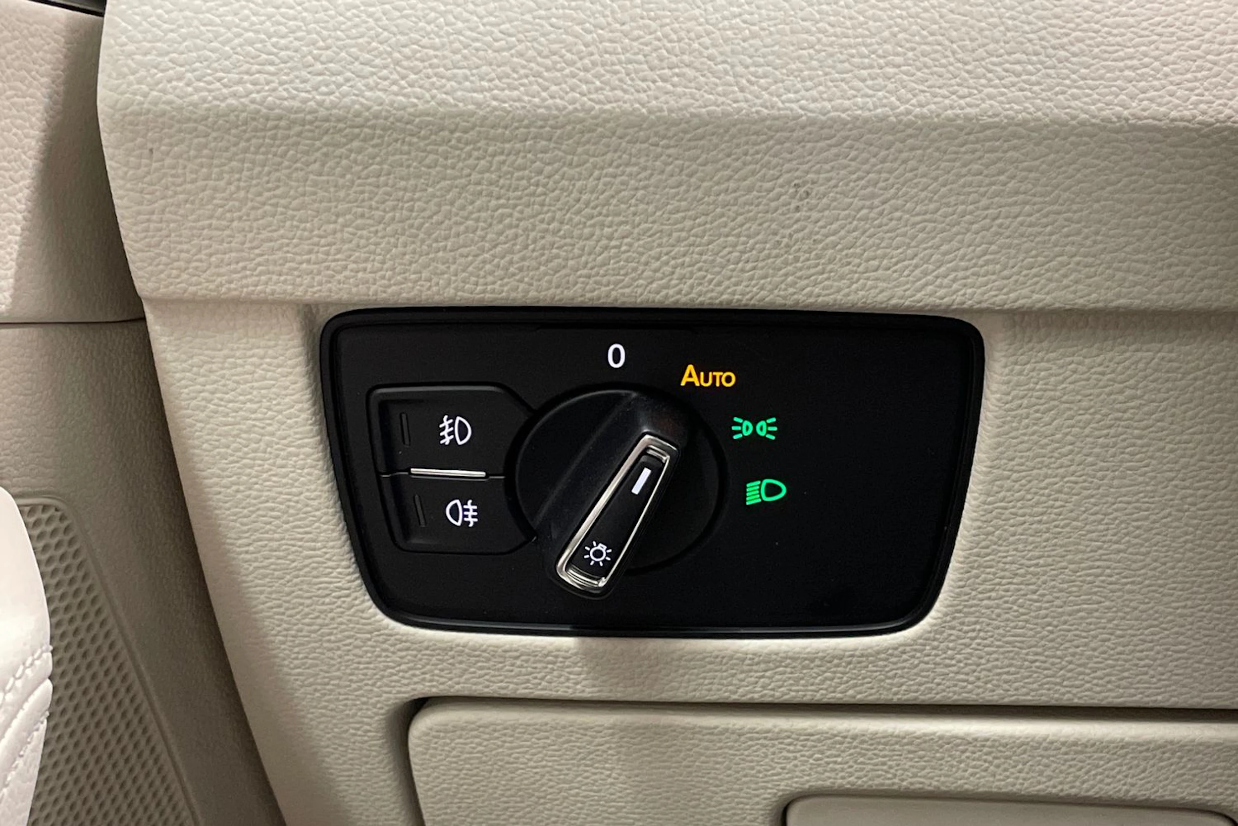 musta Volkswagen Passat 2016 kuva 17.