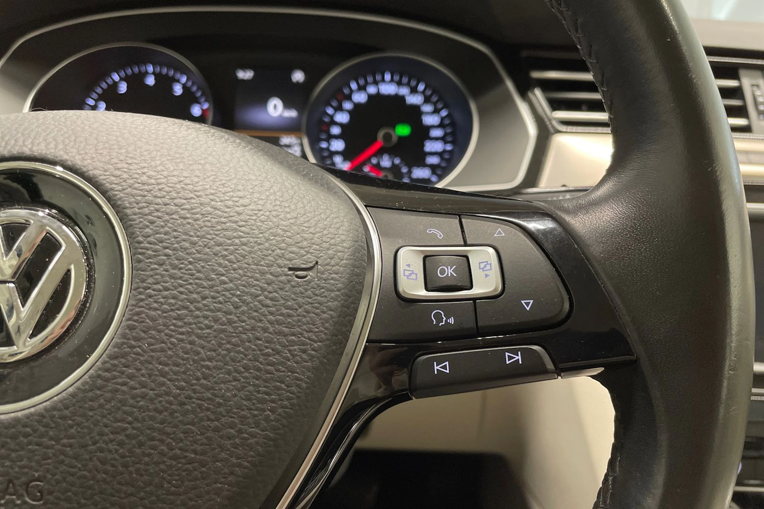 musta Volkswagen Passat 2016 kuva 19.