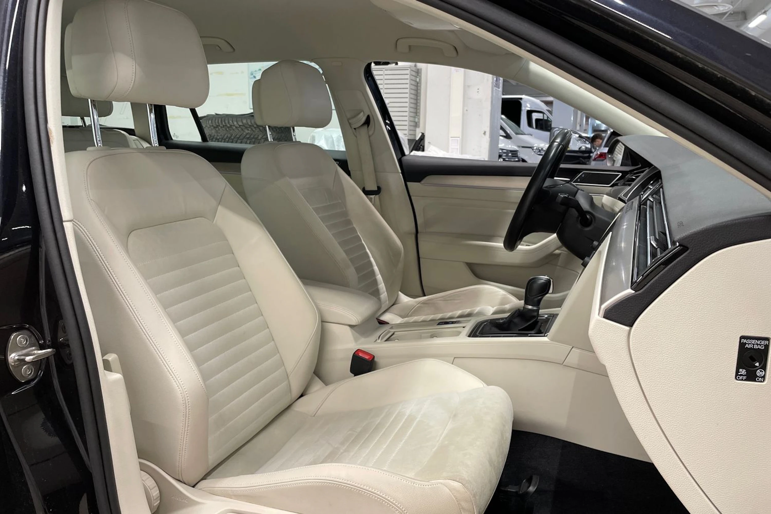 musta Volkswagen Passat 2016 kuva 23.