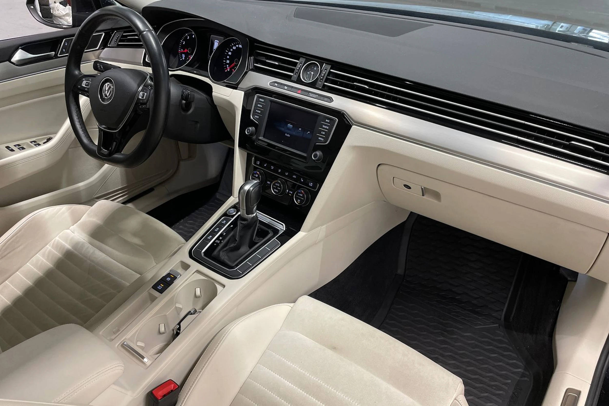 musta Volkswagen Passat 2016 kuva 24.