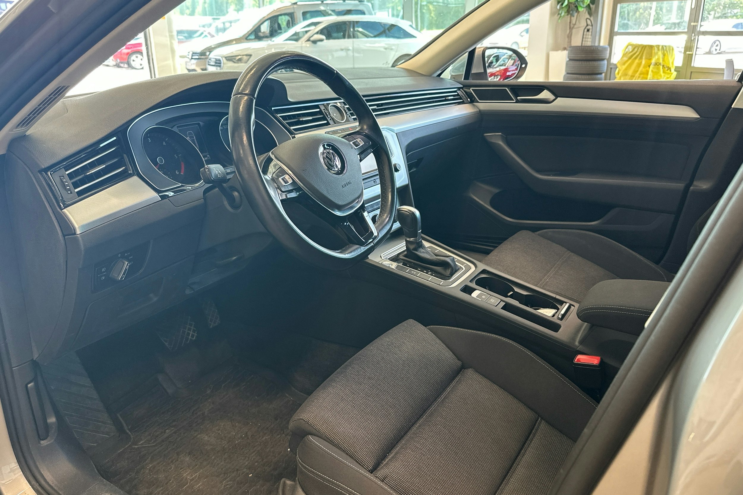 harmaa Volkswagen Passat 2016 kuva 3.