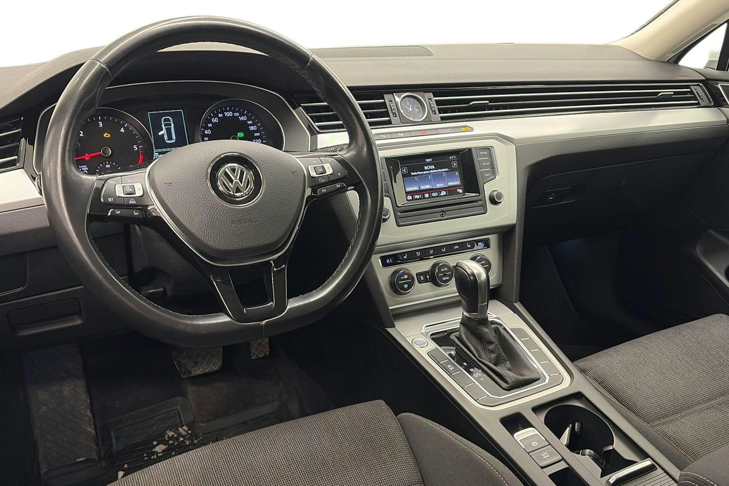 valkoinen Volkswagen Passat 2016 kuva 6.
