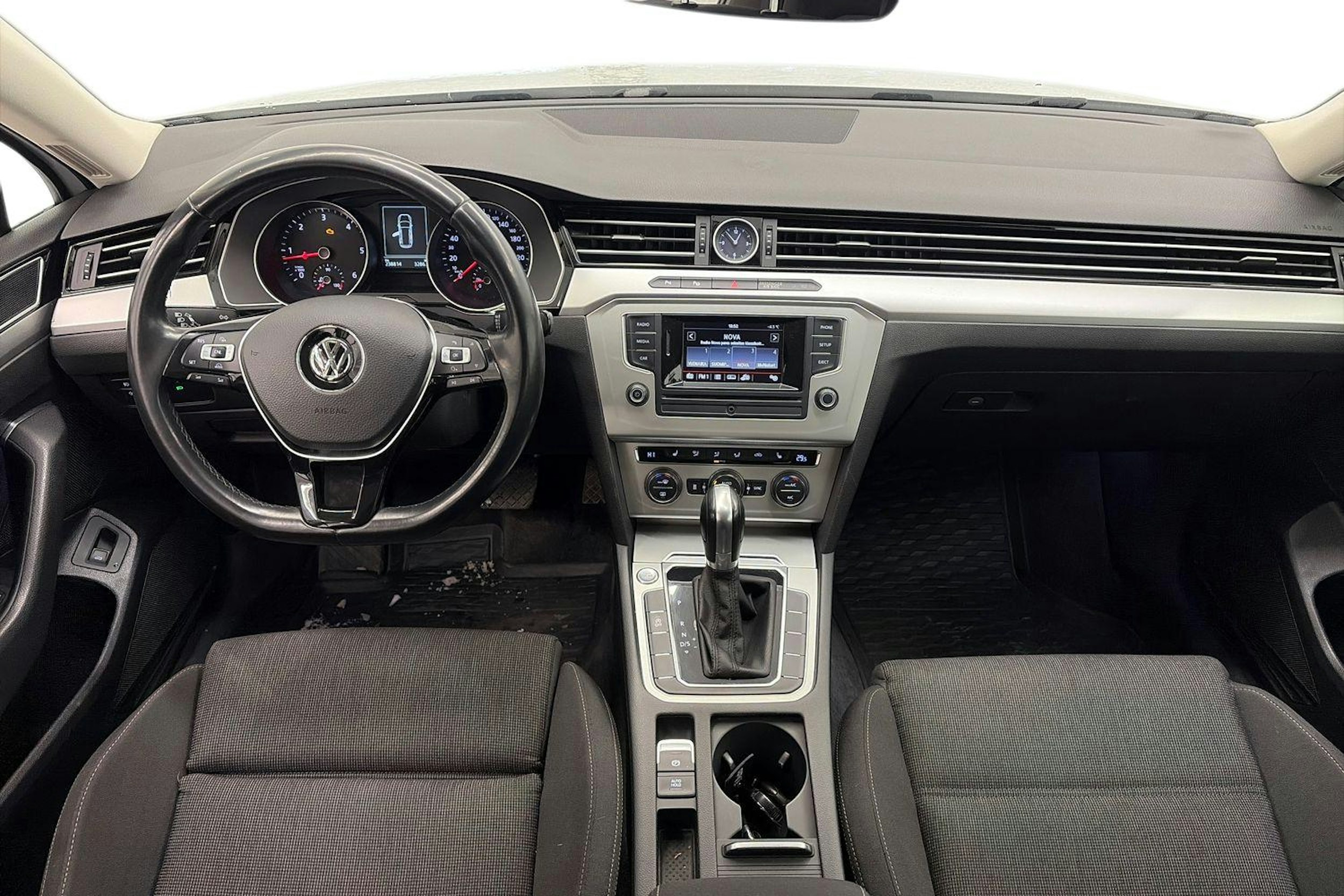 valkoinen Volkswagen Passat 2016 kuva 7.