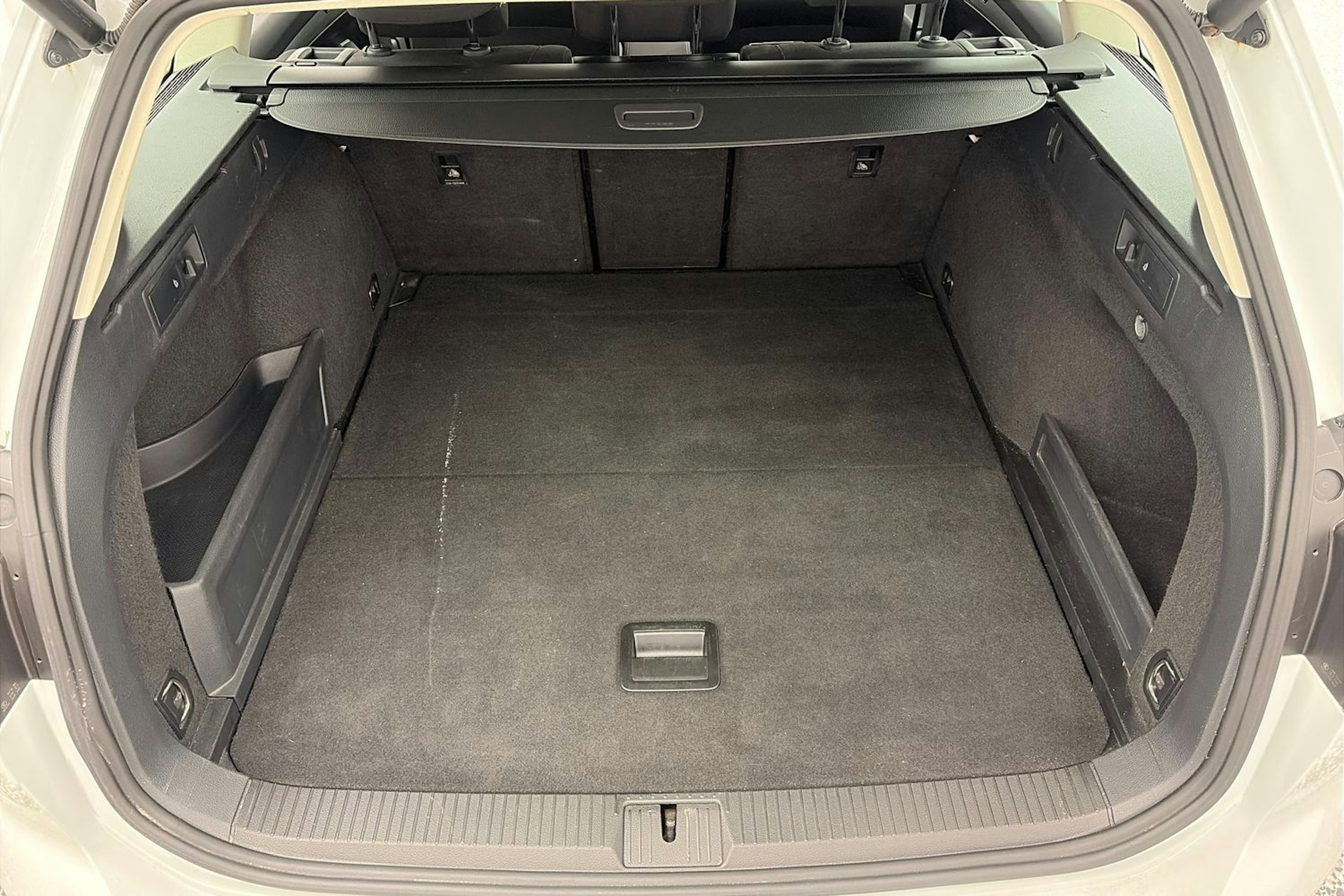 valkoinen Volkswagen Passat 2016 kuva 10.