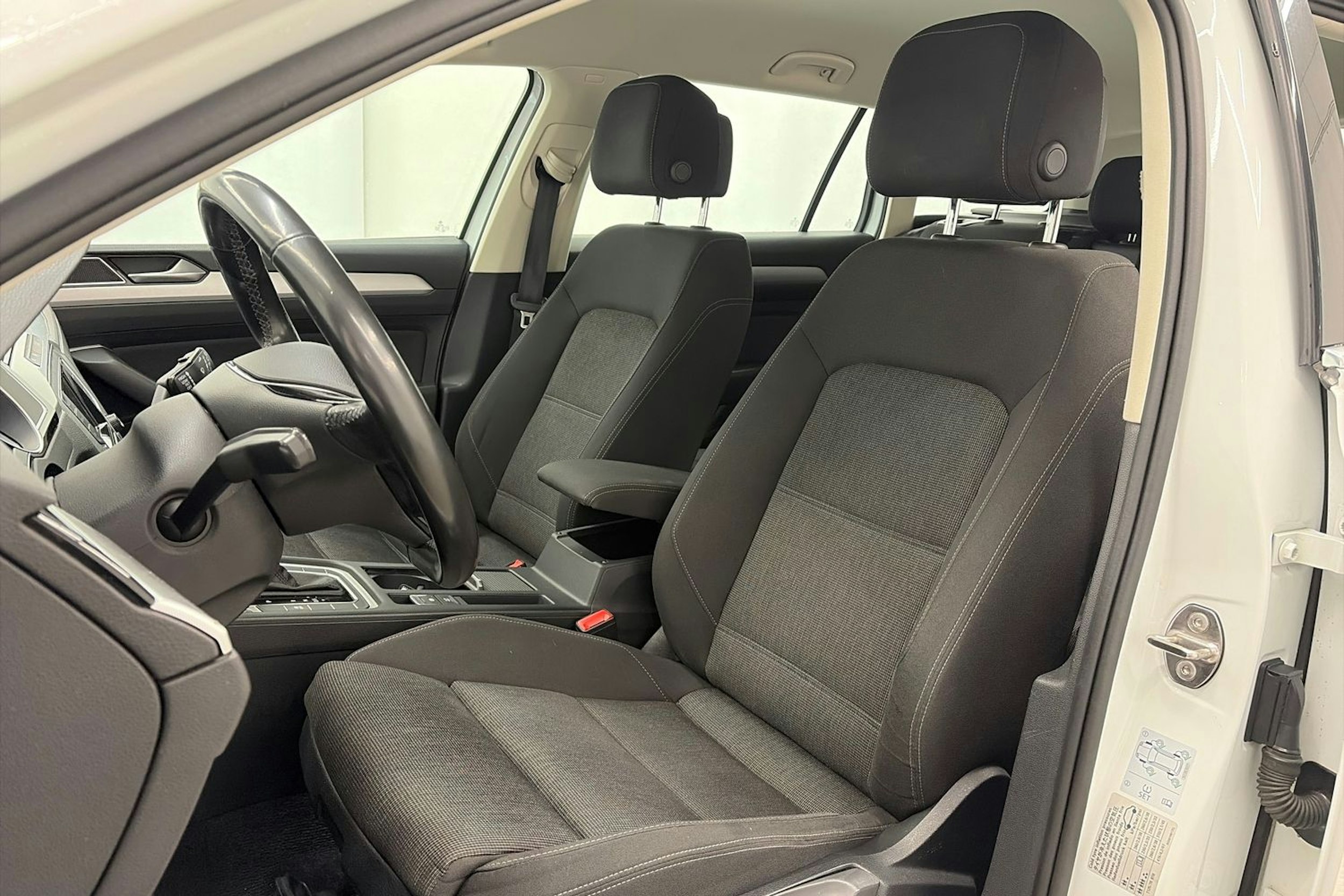 valkoinen Volkswagen Passat 2016 kuva 12.