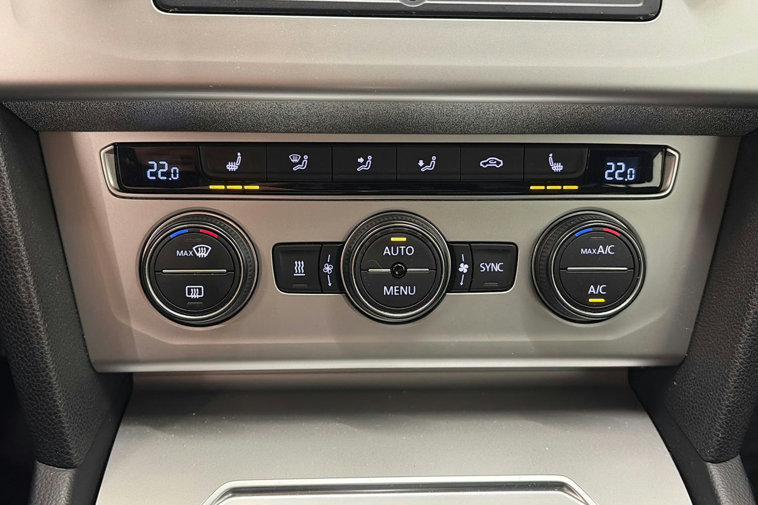 valkoinen Volkswagen Passat 2016 kuva 18.