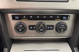 valkoinen Volkswagen Passat 2016 kuva 18.