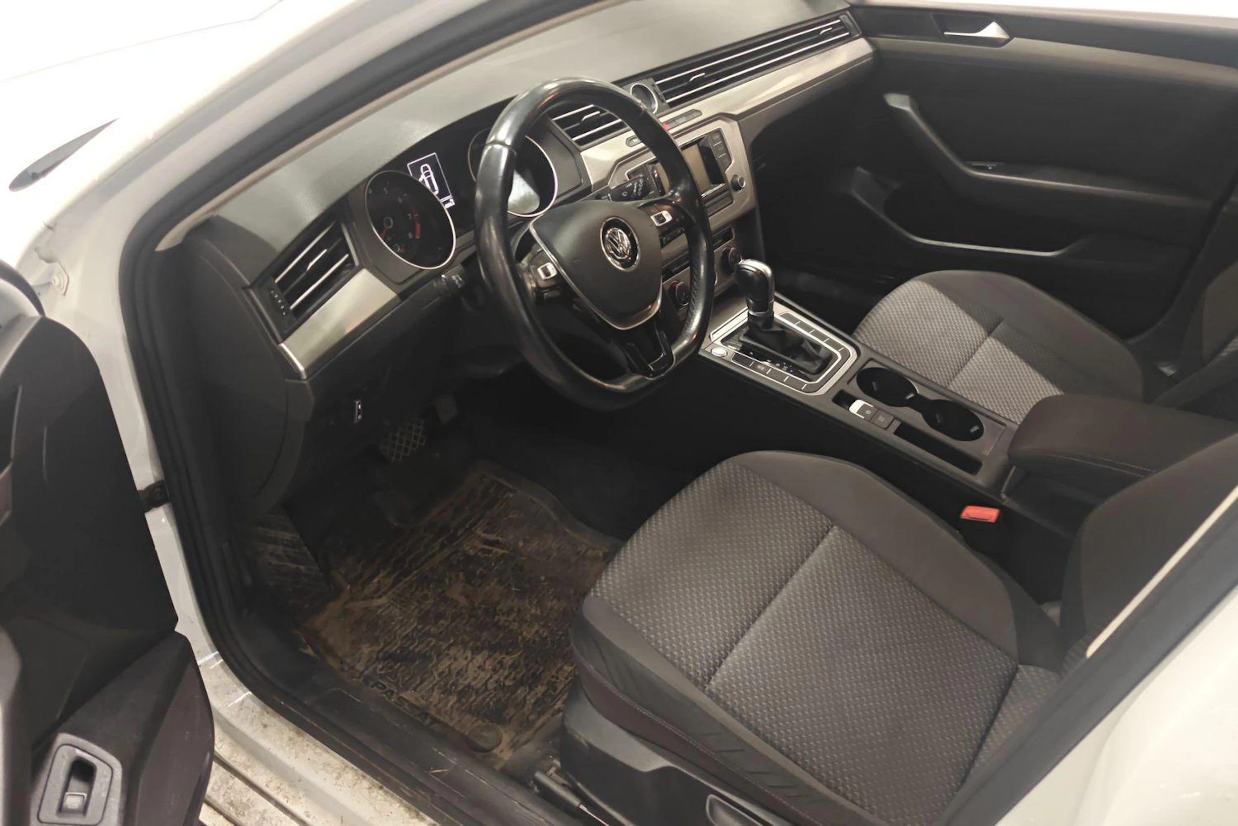 valkoinen Volkswagen Passat 2016 kuva 3.