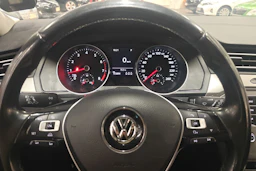 valkoinen Volkswagen Passat 2016 kuva 4.