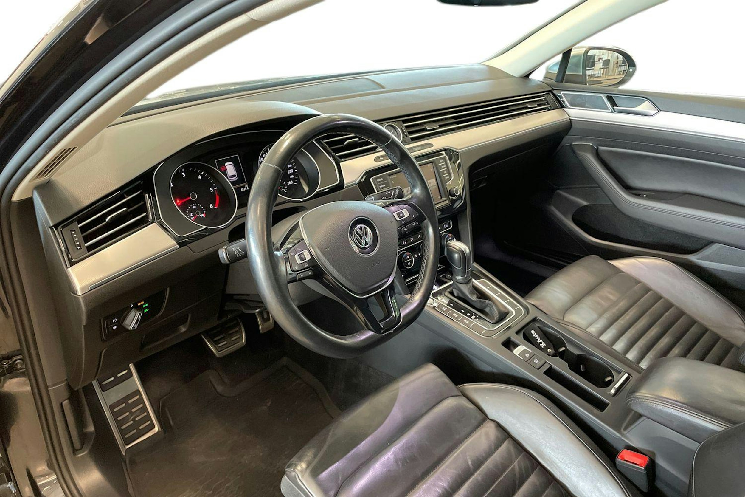 musta Volkswagen Passat 2016 kuva 7.