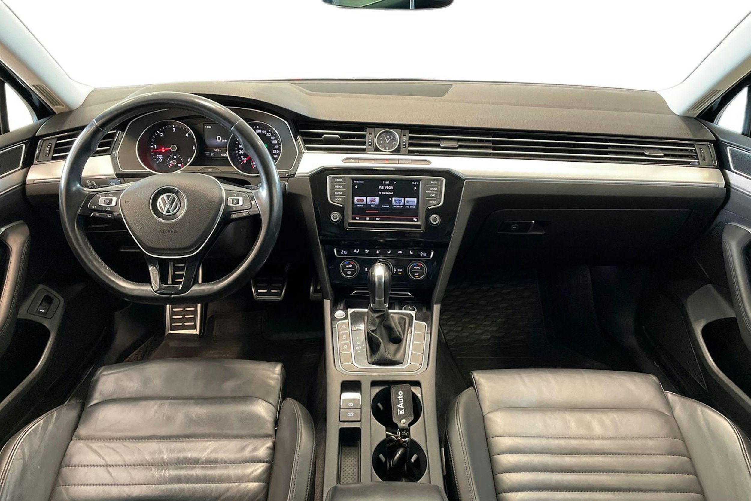 musta Volkswagen Passat 2016 kuva 9.