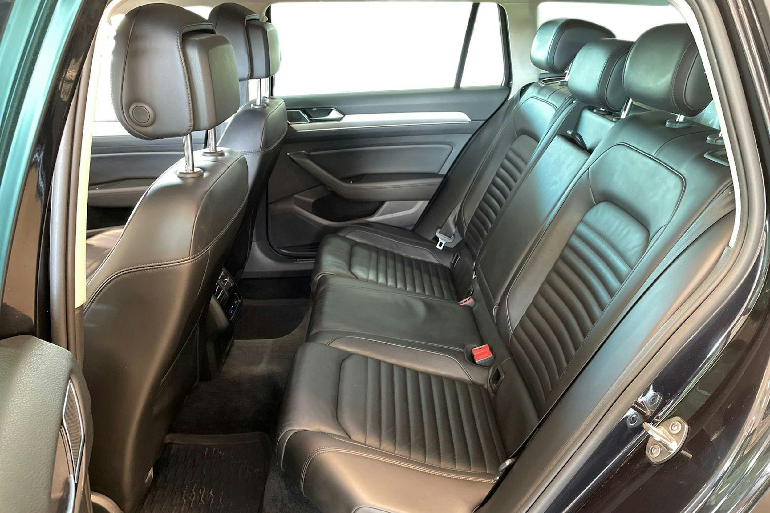 musta Volkswagen Passat 2016 kuva 10.