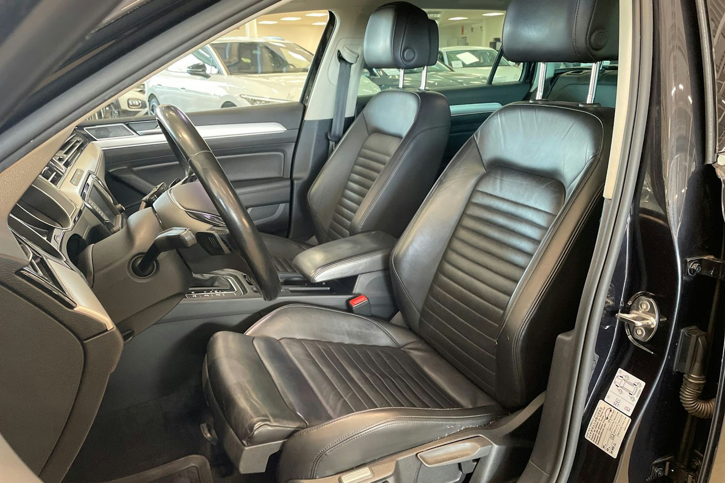 musta Volkswagen Passat 2016 kuva 14.