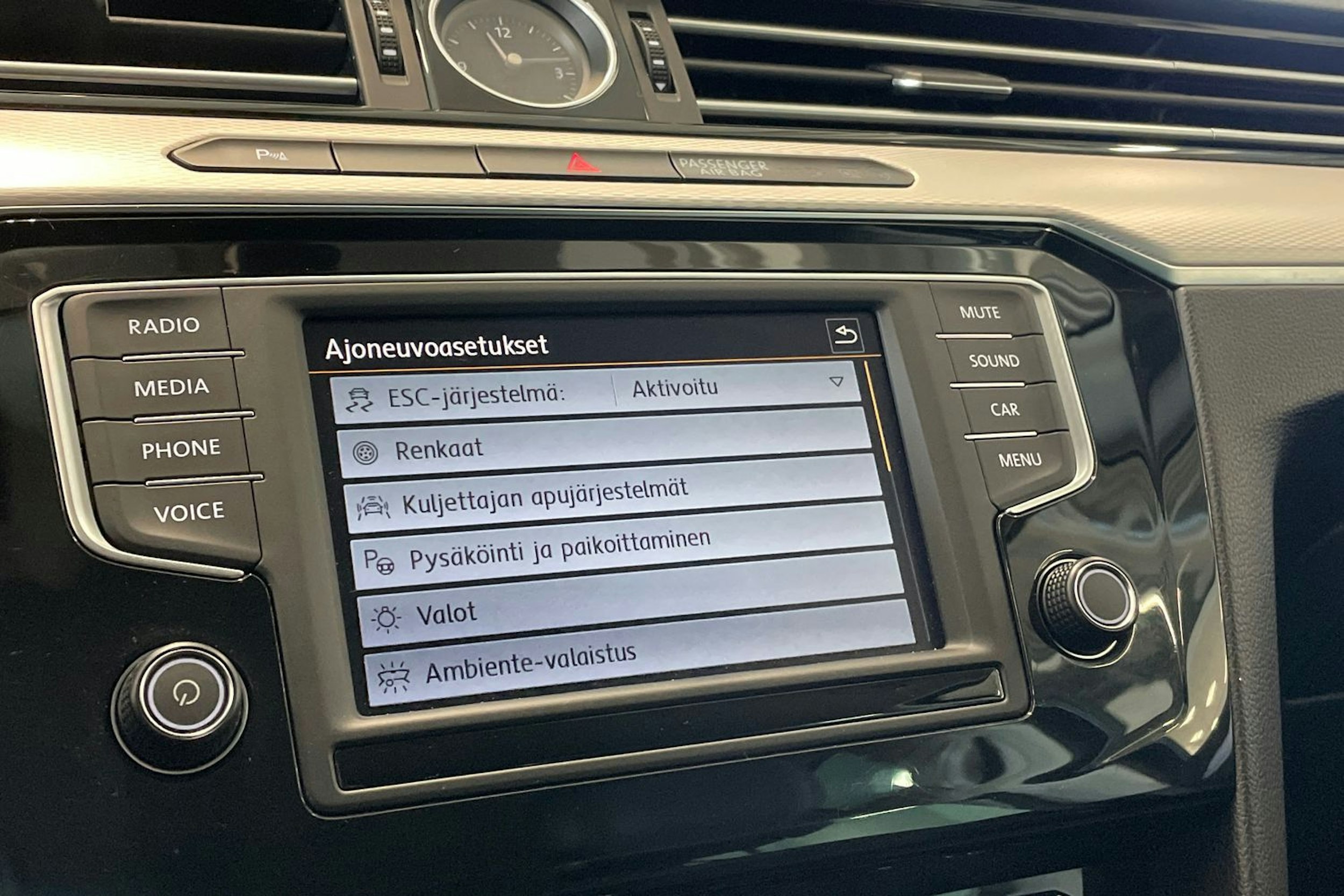 musta Volkswagen Passat 2016 kuva 18.