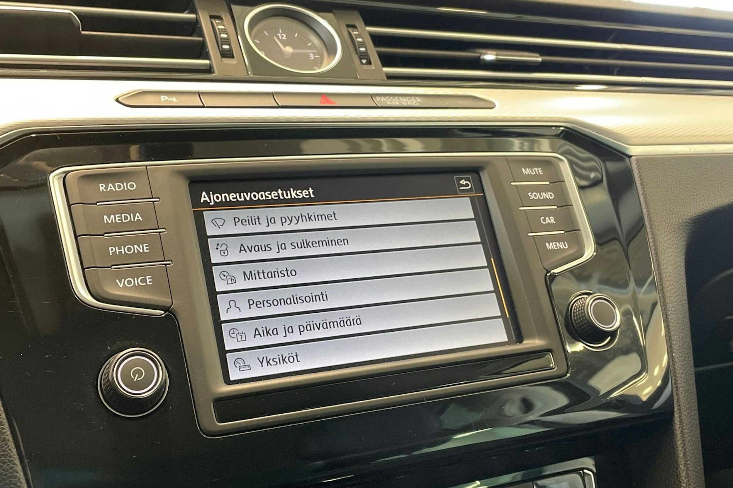 musta Volkswagen Passat 2016 kuva 19.