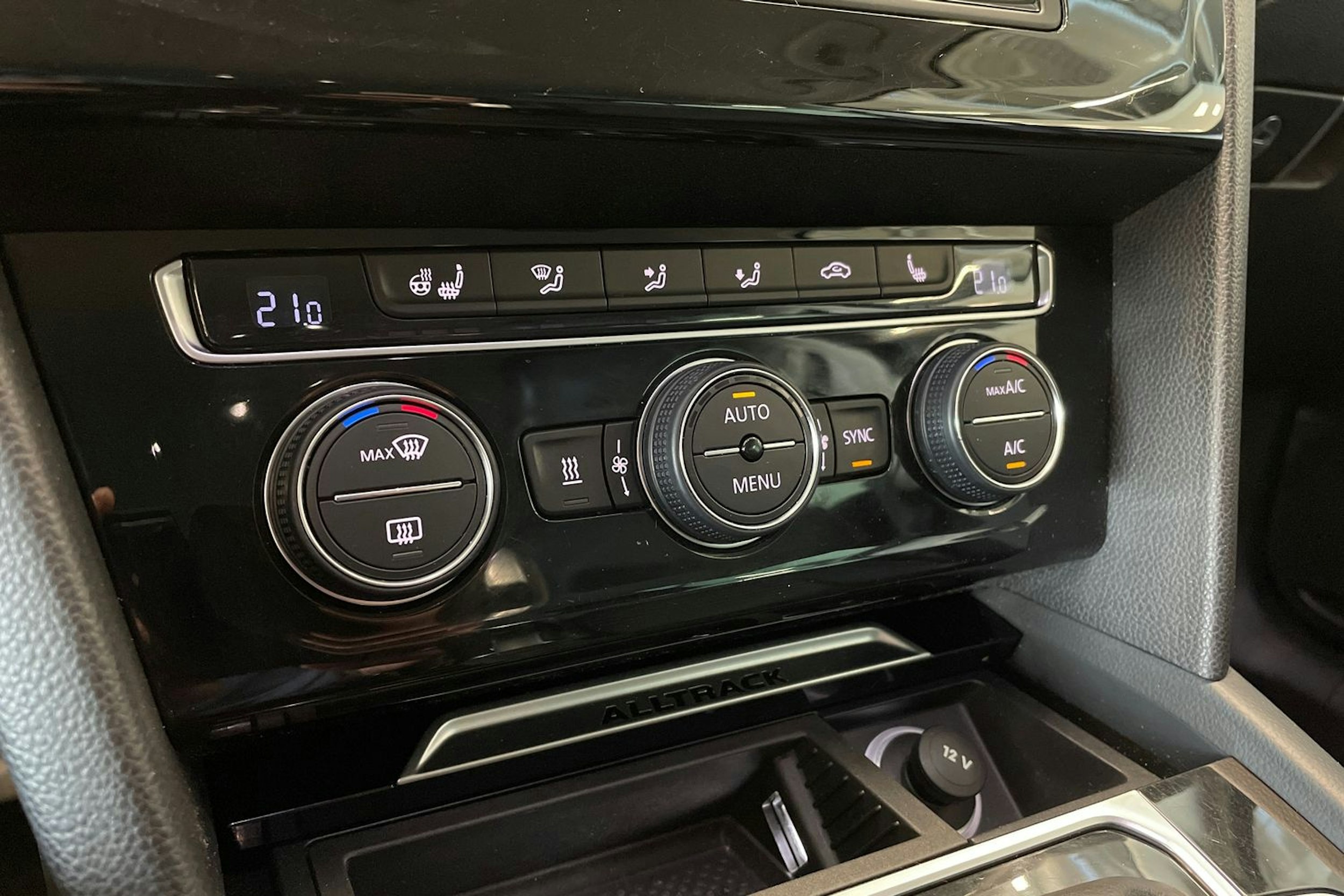 musta Volkswagen Passat 2016 kuva 25.