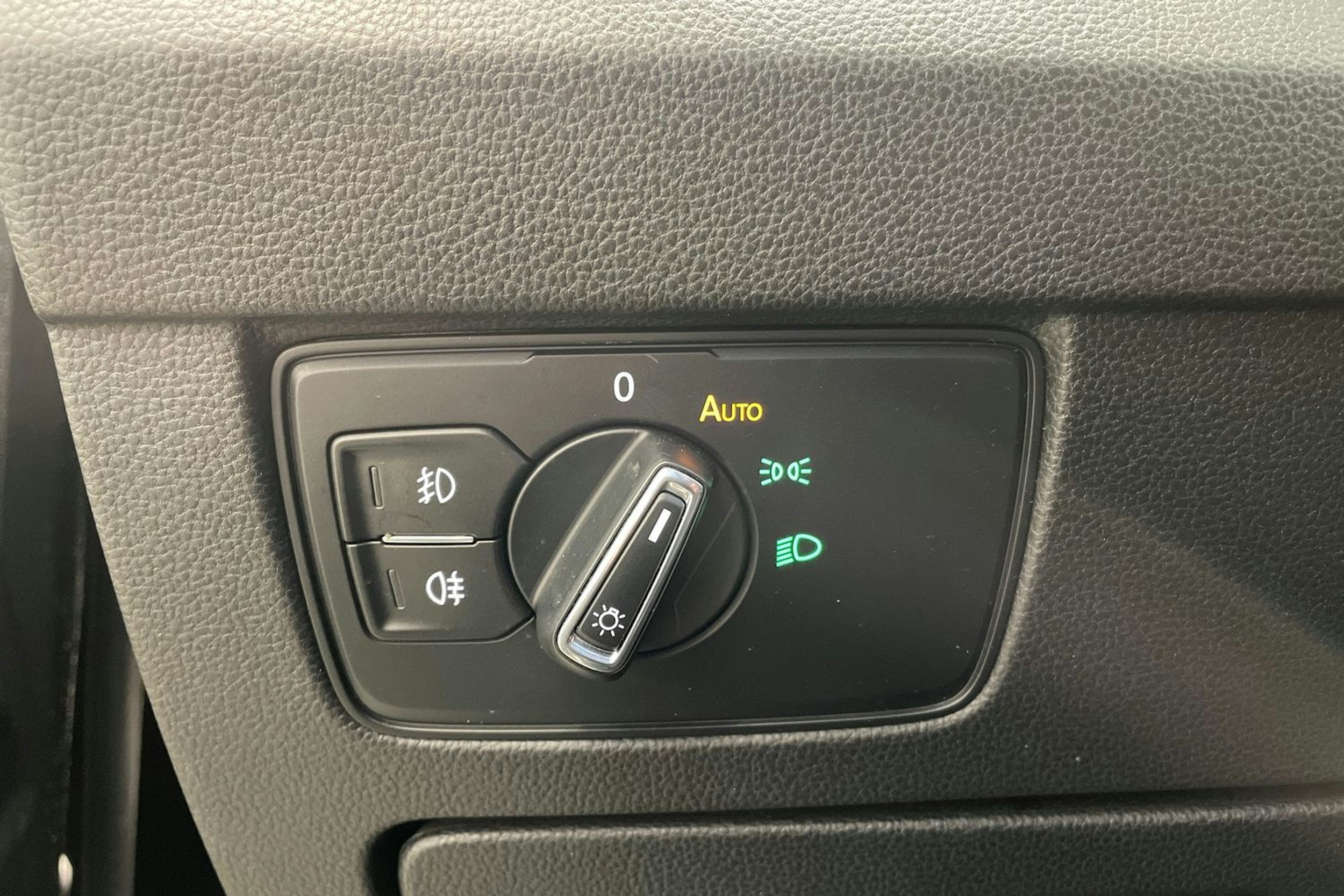 musta Volkswagen Passat 2016 kuva 26.