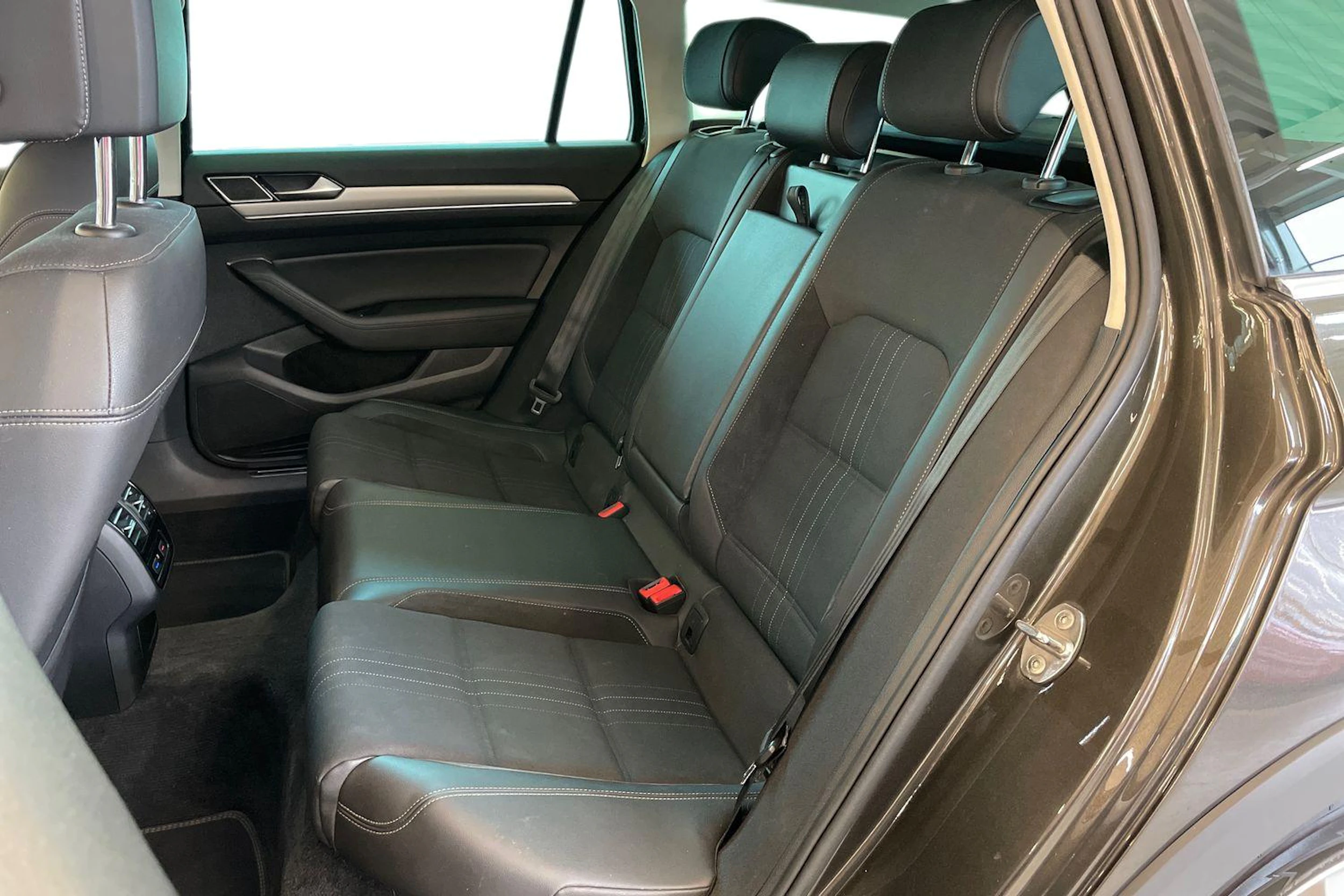 ruskea (beige) Volkswagen Passat 2016 kuva 8.