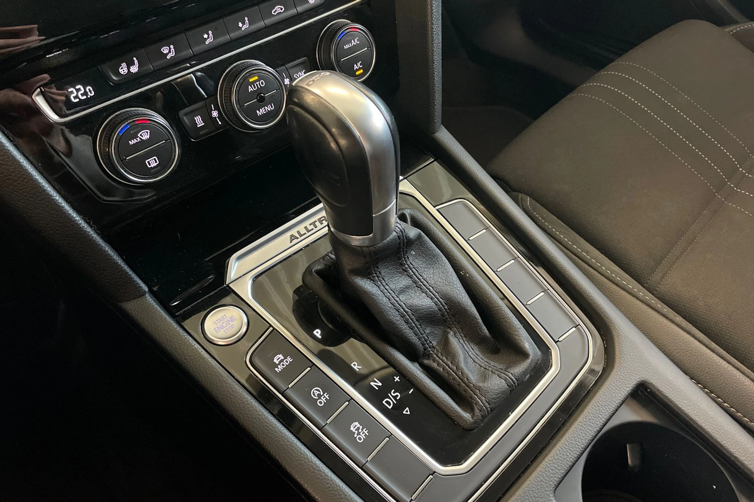 ruskea (beige) Volkswagen Passat 2016 kuva 16.
