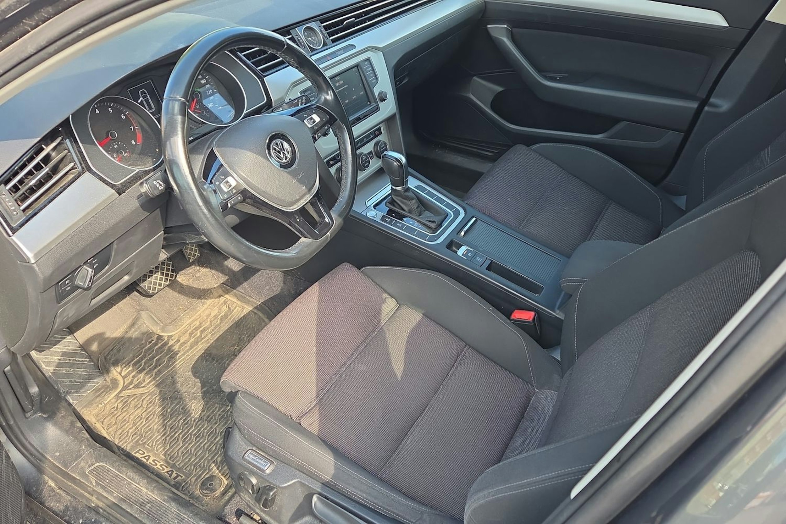 harmaa Volkswagen Passat 2017 kuva 3.