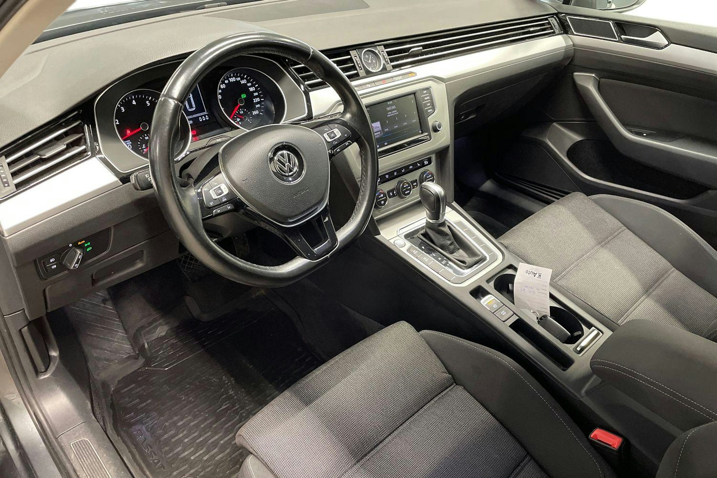 harmaa Volkswagen Passat 2017 kuva 7.