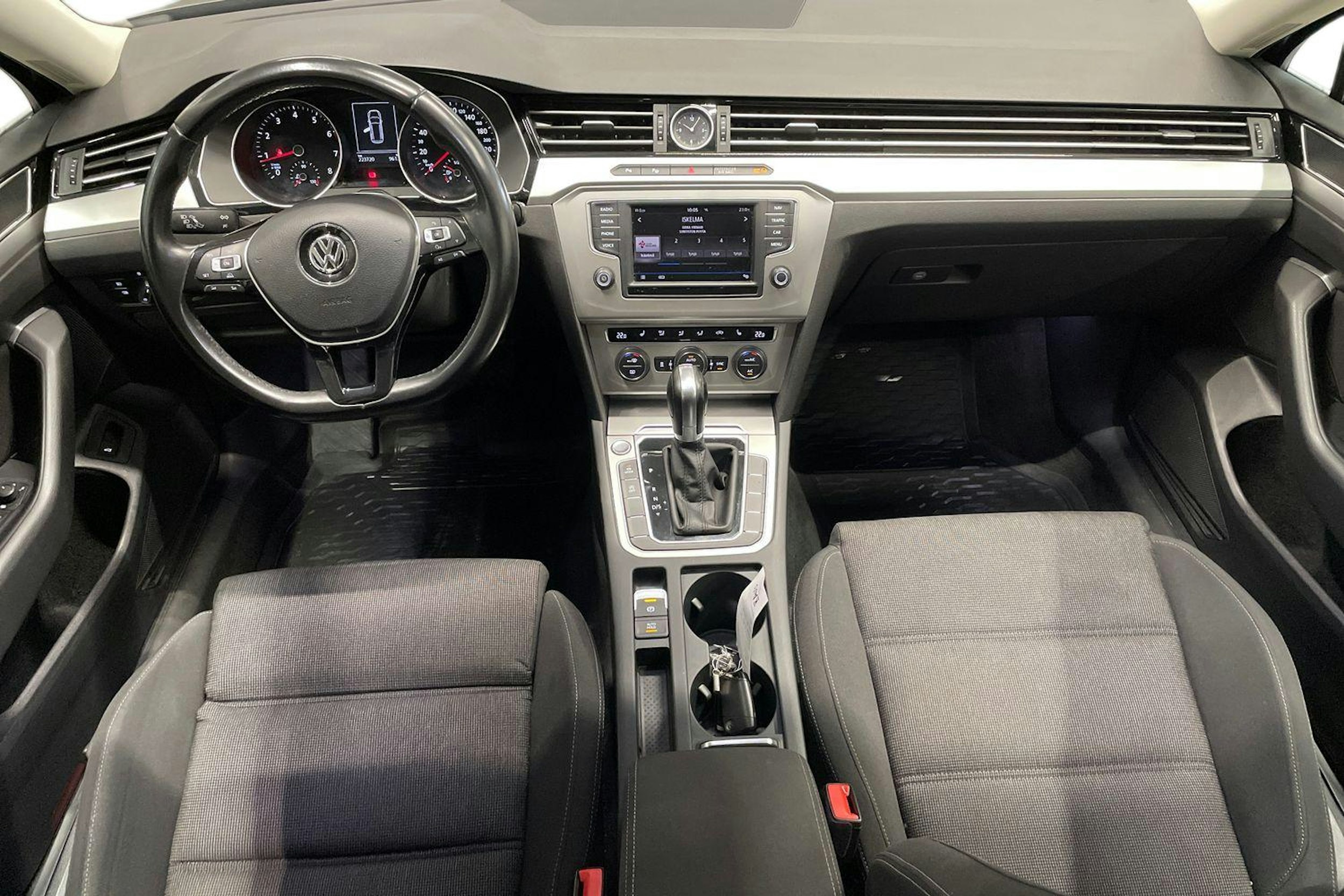 harmaa Volkswagen Passat 2017 kuva 9.