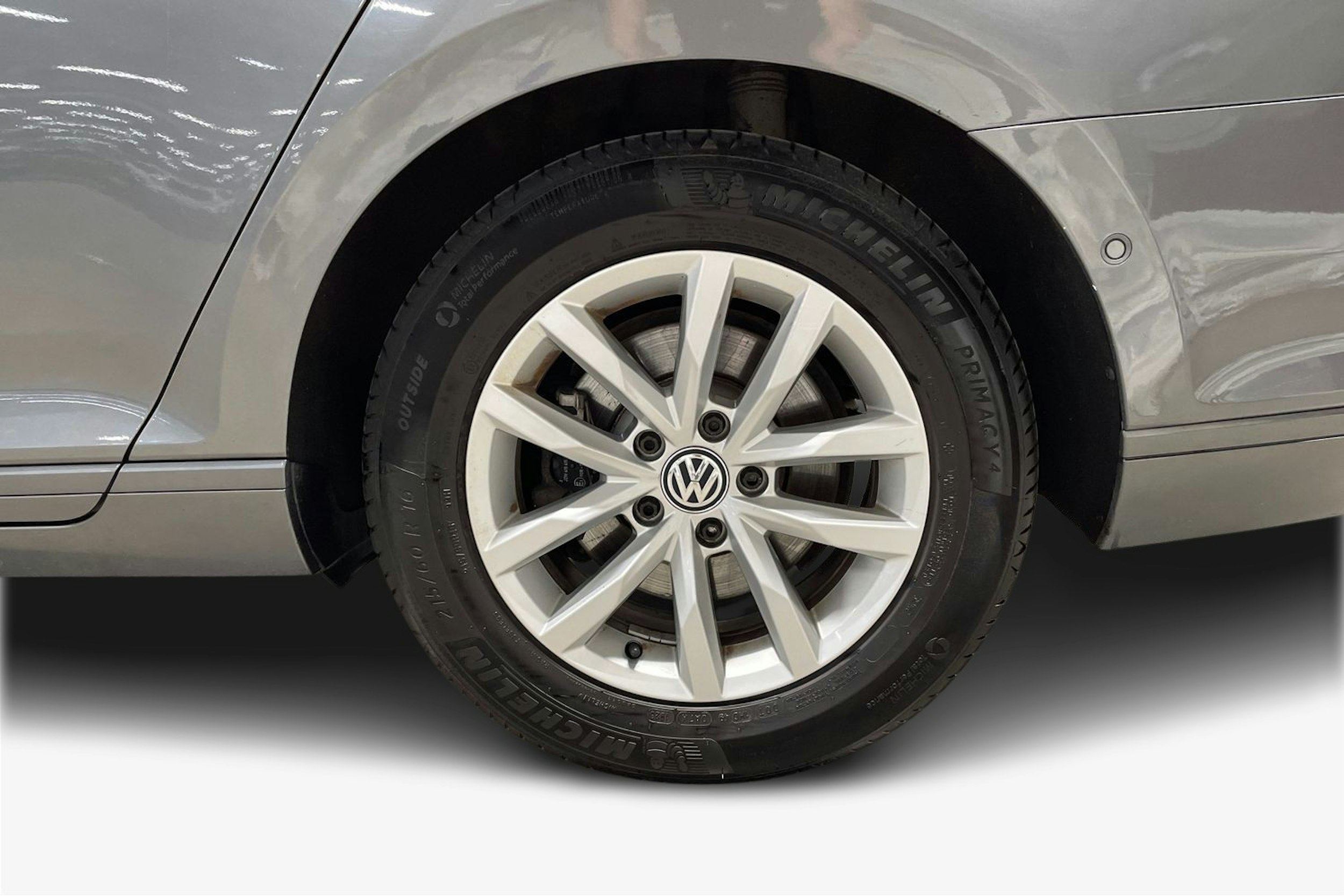 harmaa Volkswagen Passat 2017 kuva 11.