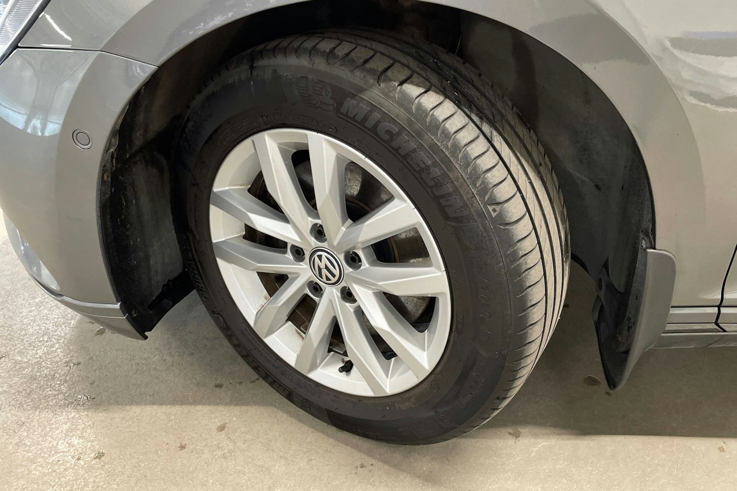 harmaa Volkswagen Passat 2017 kuva 13.