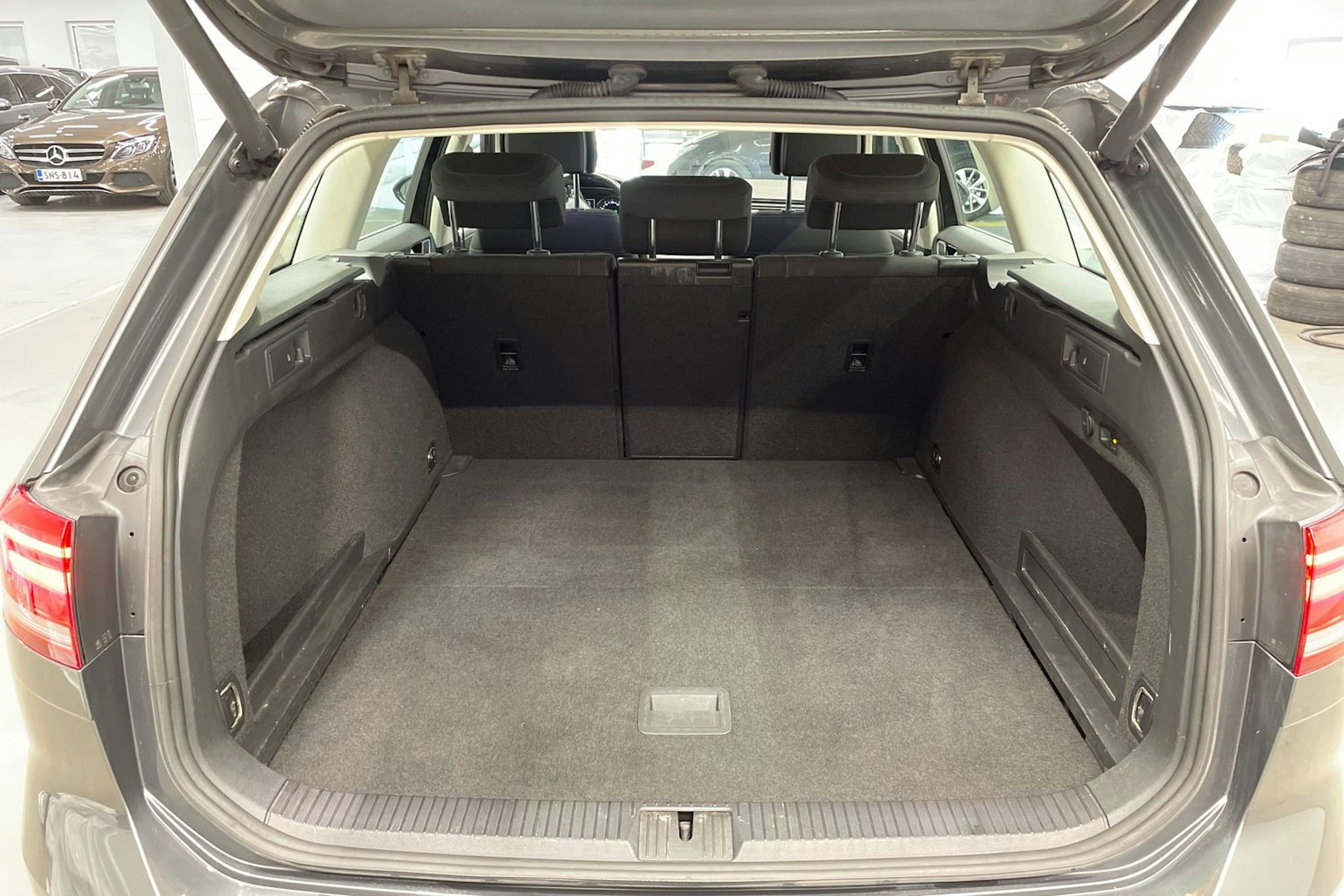 harmaa Volkswagen Passat 2017 kuva 15.