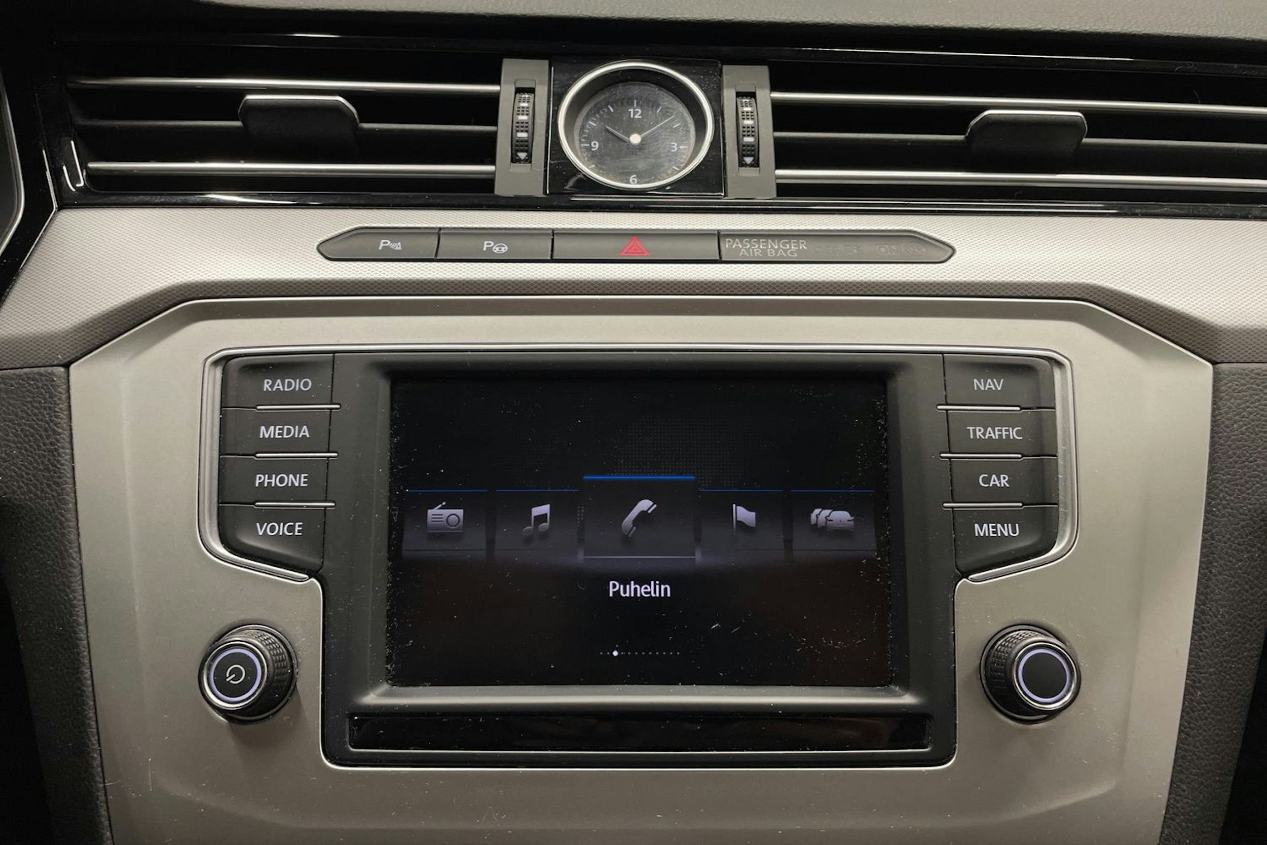 harmaa Volkswagen Passat 2017 kuva 18.
