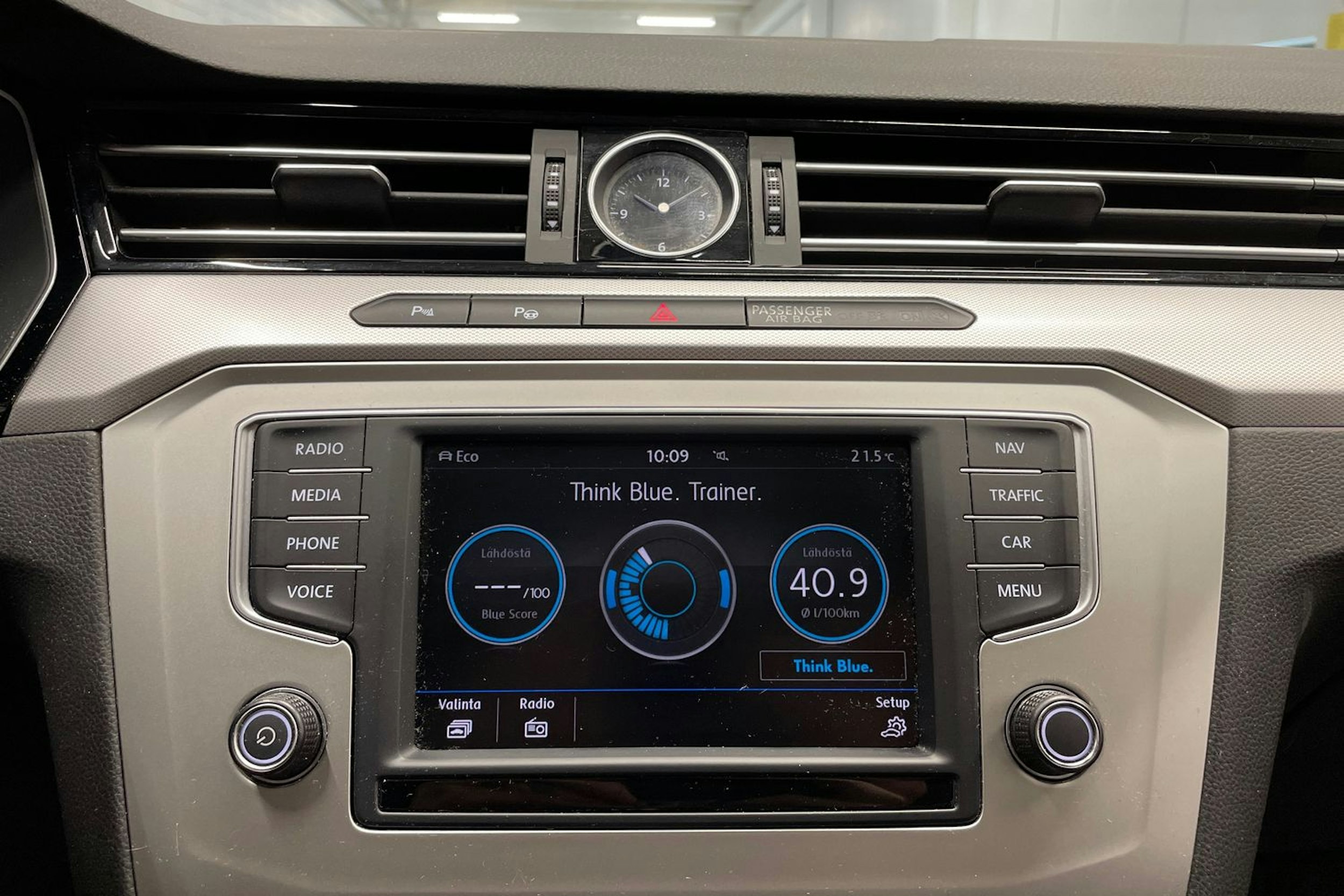 harmaa Volkswagen Passat 2017 kuva 20.