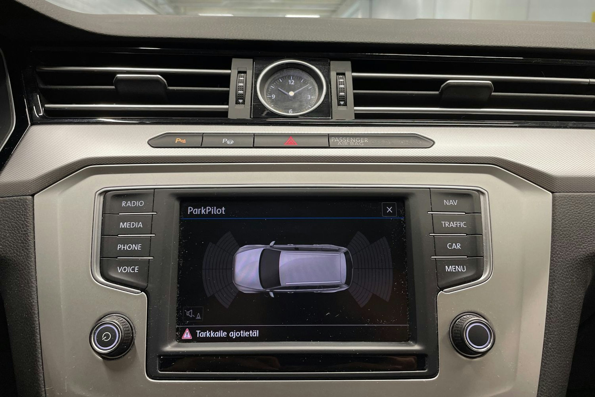 harmaa Volkswagen Passat 2017 kuva 22.