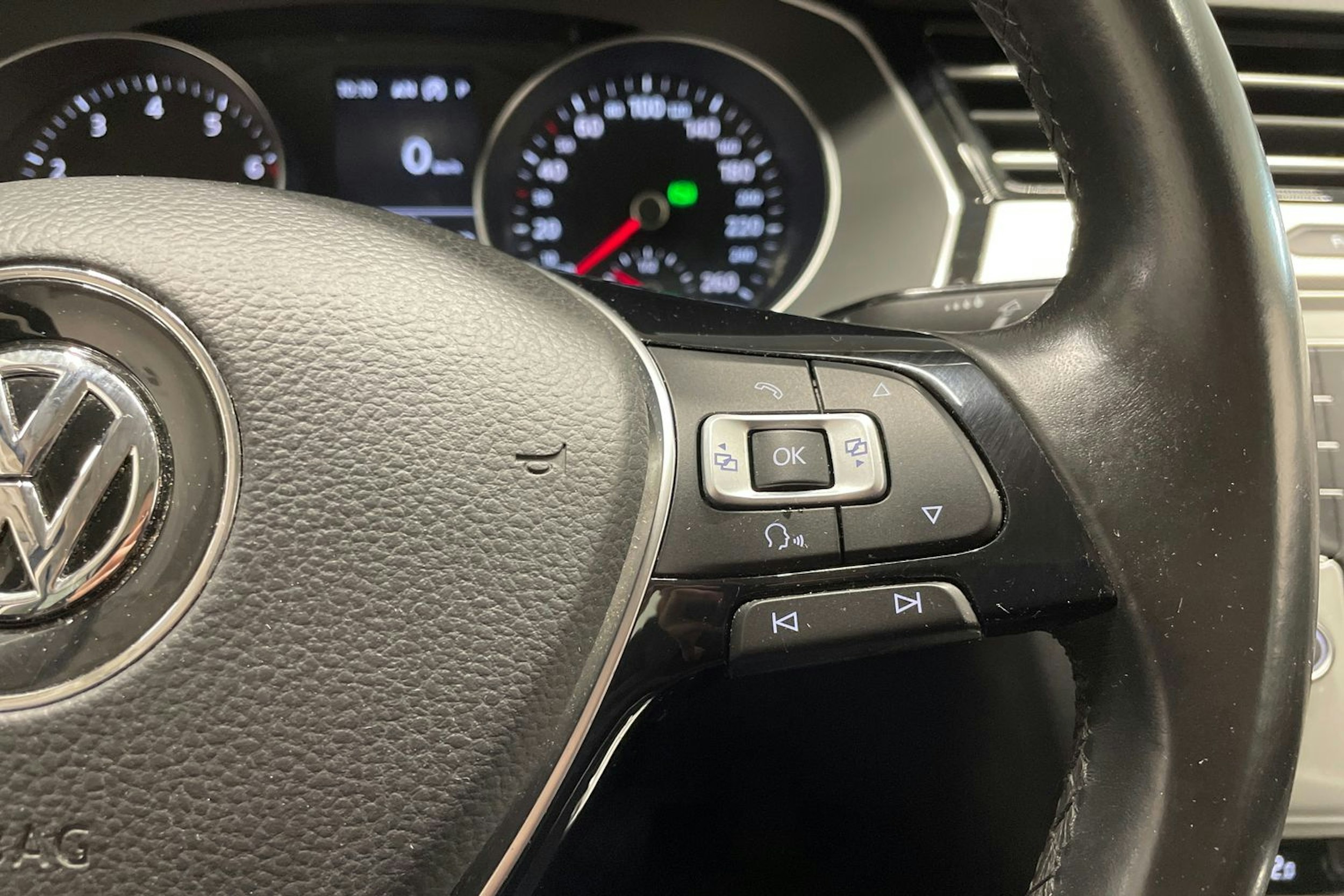 harmaa Volkswagen Passat 2017 kuva 27.