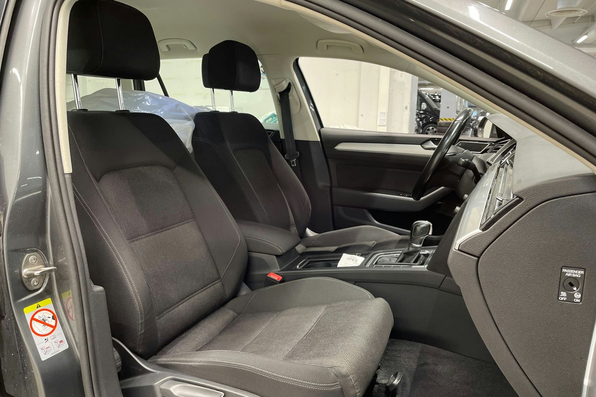 harmaa Volkswagen Passat 2017 kuva 30.