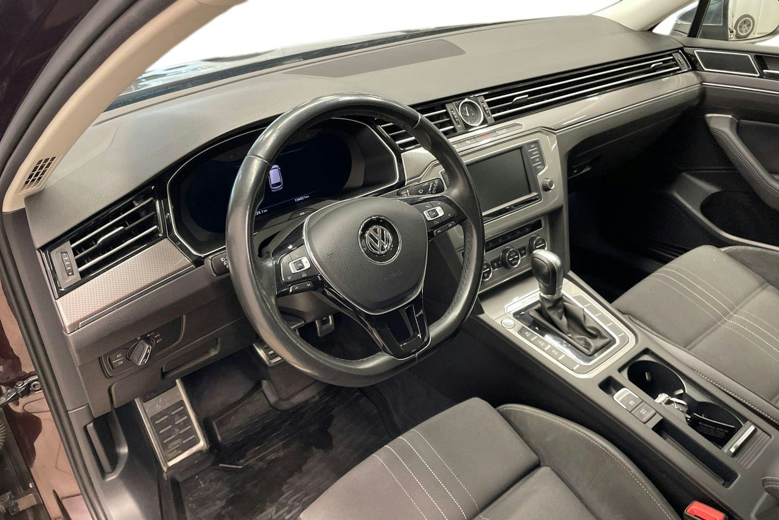 punainen Volkswagen Passat 2017 kuva 7.