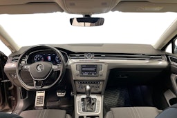 punainen Volkswagen Passat 2017 kuva 9.