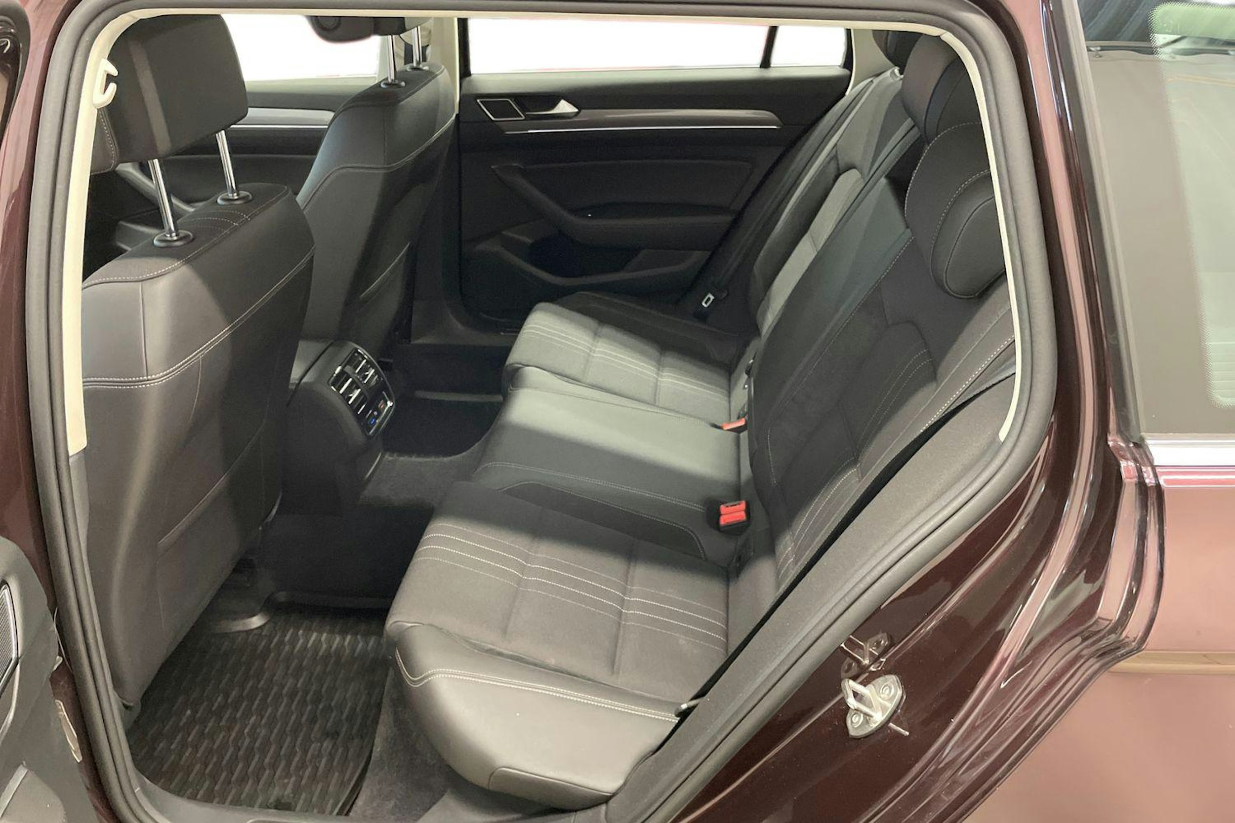 punainen Volkswagen Passat 2017 kuva 10.