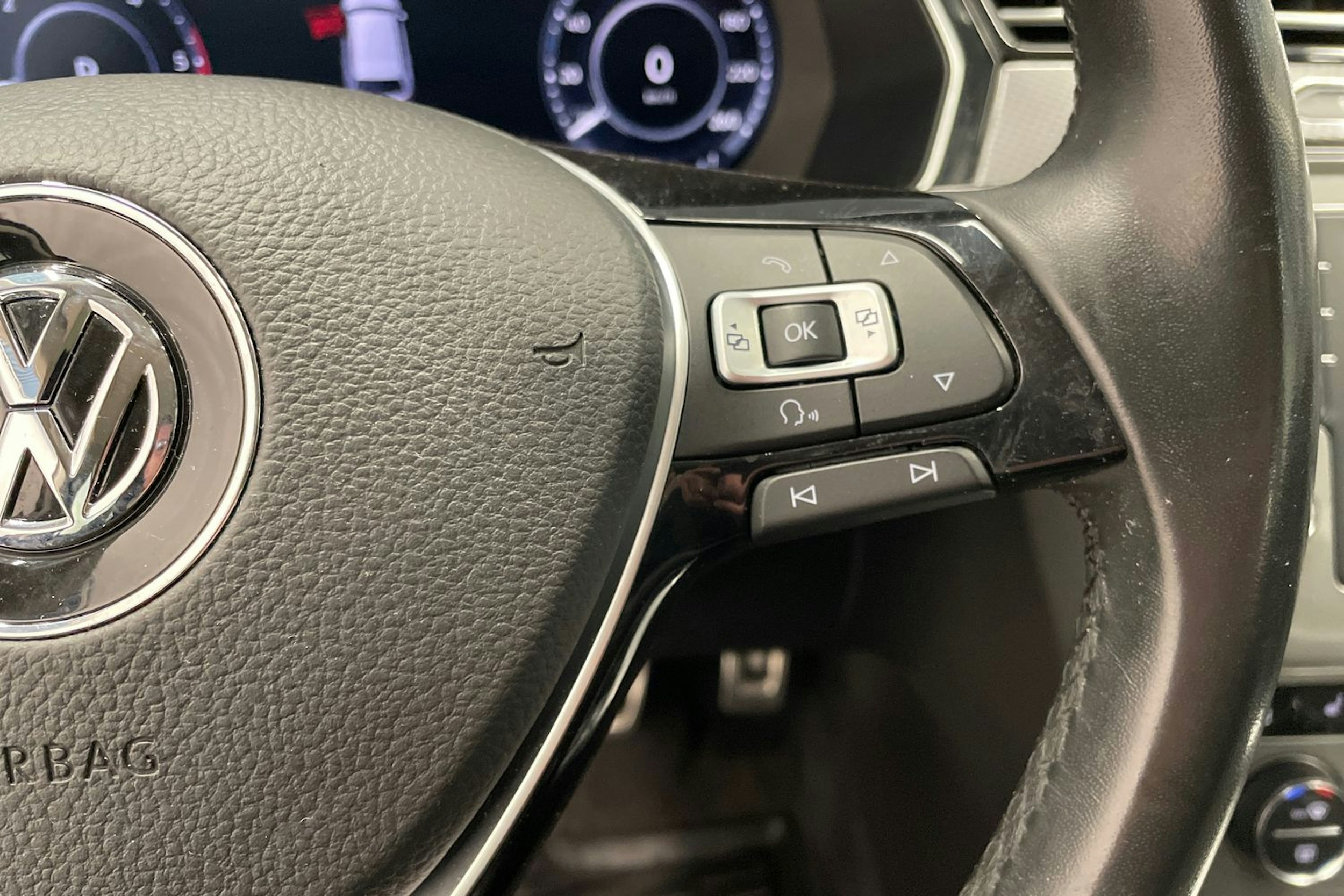 punainen Volkswagen Passat 2017 kuva 15.