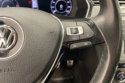 punainen Volkswagen Passat 2017 kuva 15.