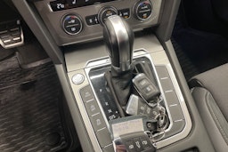 punainen Volkswagen Passat 2017 kuva 17.